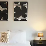 Soar Home Guest House L Entrecampos 1 L Stylish Stay 1 Min To Metro & 5 Min To Campo Grande Park منزل للإقامة Lisboa